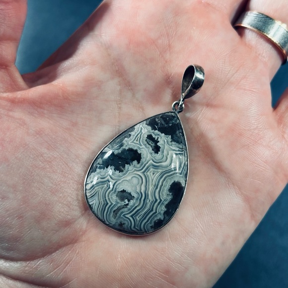 Elegant Black and White Teardrop Pendant - Picture 2 of 5